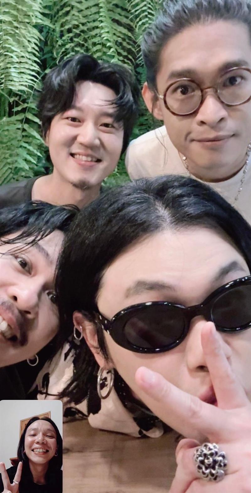 麋先生團員與以諾視訊祝賀。(圖/相信音樂提供)