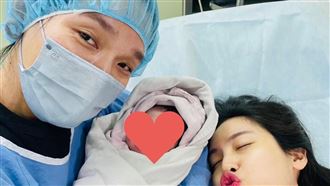 麋先生以諾當爸缺席演出　4乾爹視訊祝賀