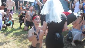 ▲斯巴達勇士藍正瑋在終點向女友林佩秋求婚。（圖／主辦單位提供） 