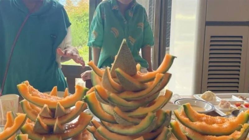 彎彎北海道爽吃哈密瓜　吃法被罵慘道歉了