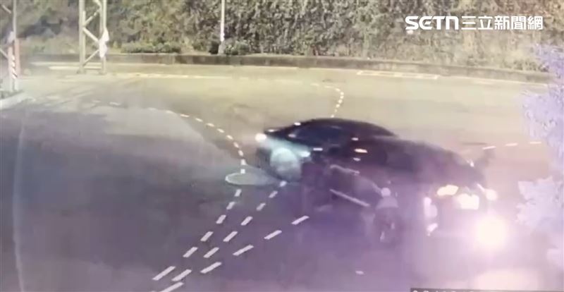 新北中和區今（10）日凌晨發生一起死亡車禍，撞擊畫面曝。（圖／翻攝畫面）