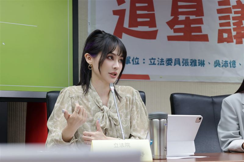 賴品妤貼出一張圖發文直呼,夭壽噢!鄉親啊,如果你沒有看過流氓態度,趕快來看看附圖這篇,你就會知道什麼叫做流氓態度啦。(圖/翻攝自賴品妤臉書)