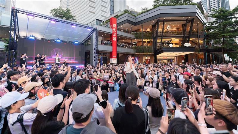 天后飆歌兩度摔落舞台「五臟六腑都在震」
