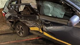 整台車車門嚴重凹陷，可見撞擊力道之猛。（圖／翻攝畫面）