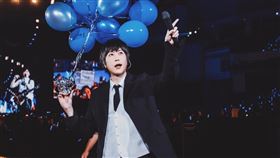 五月天昨晚不畏風雨開唱。（圖／翻攝自相信音樂 IG）