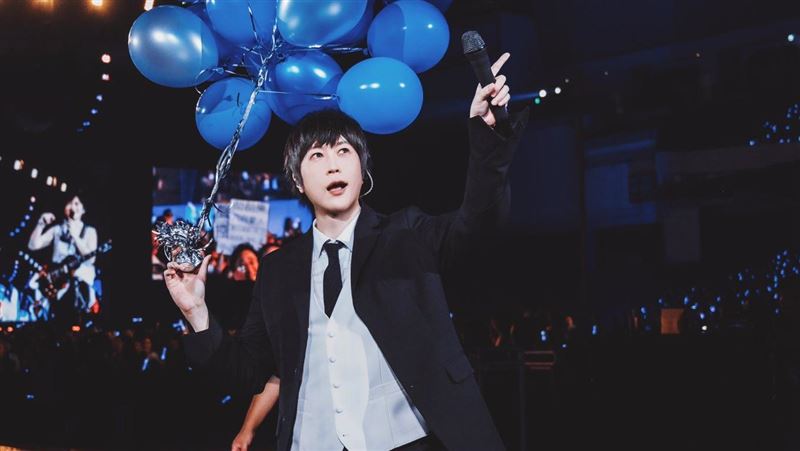 五月天阿信爆演出插曲　發文急問：怎麼辦