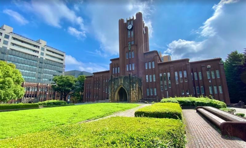 一名30多歲中國籍女子在友人陪同下登上工學部一棟七層樓高的建築屋頂後，突然攀爬約30公尺高的煙囪，突然墜落到B1搶救不治。(示意圖/google)