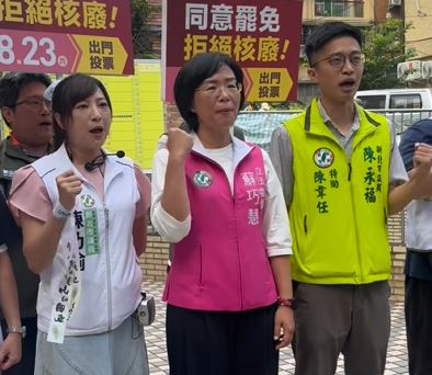 民進黨立委蘇巧慧、新北市議員陳乃瑜、新北市議員陳永福特助陳韋任上午陪同罷團「拔羅波」前往安坑掃市場。（圖／翻攝陳乃瑜臉書）