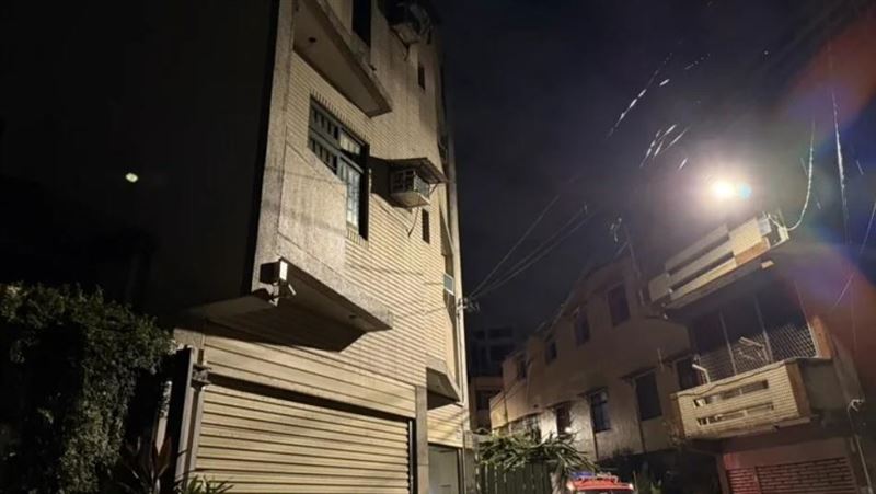 桃園市平鎮區東豐路、一處民宅發生火警。(圖/翻攝畫面)