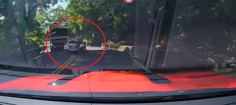 保時捷GT2RS直接跨越雙黃線、在彎道逆向超車大貨車。(圖/翻攝自WoWtchout-地圖型行車影像分享平台 YouTube)