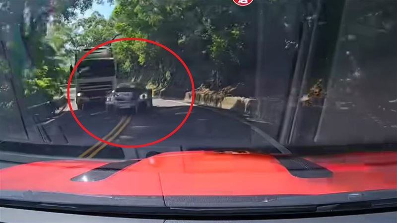 保時捷GT2RS跨越雙黃線在彎道逆向超車大貨車。（圖／翻攝自WoWtchout-地圖型行車影像分享平台 YouTube）