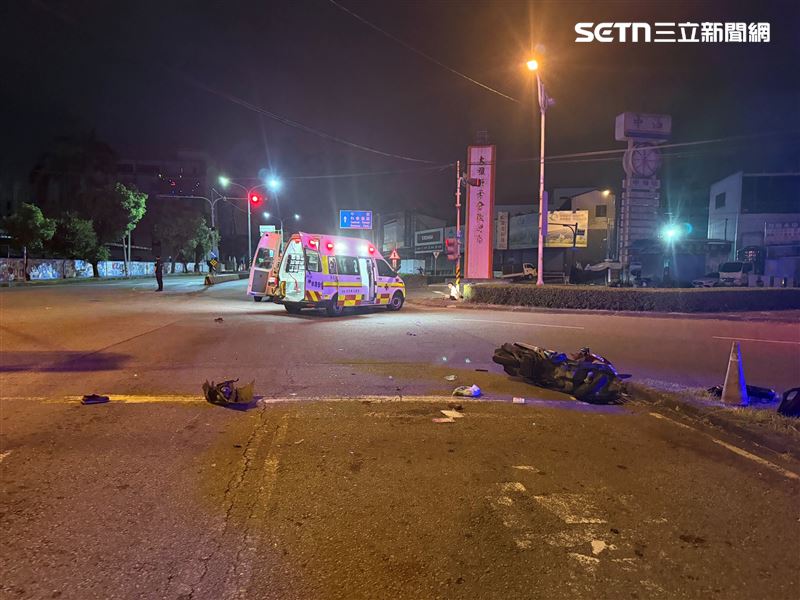 黑色的肇事轎車擋風玻璃碎成蜘蛛網狀。(圖/翻攝畫面)