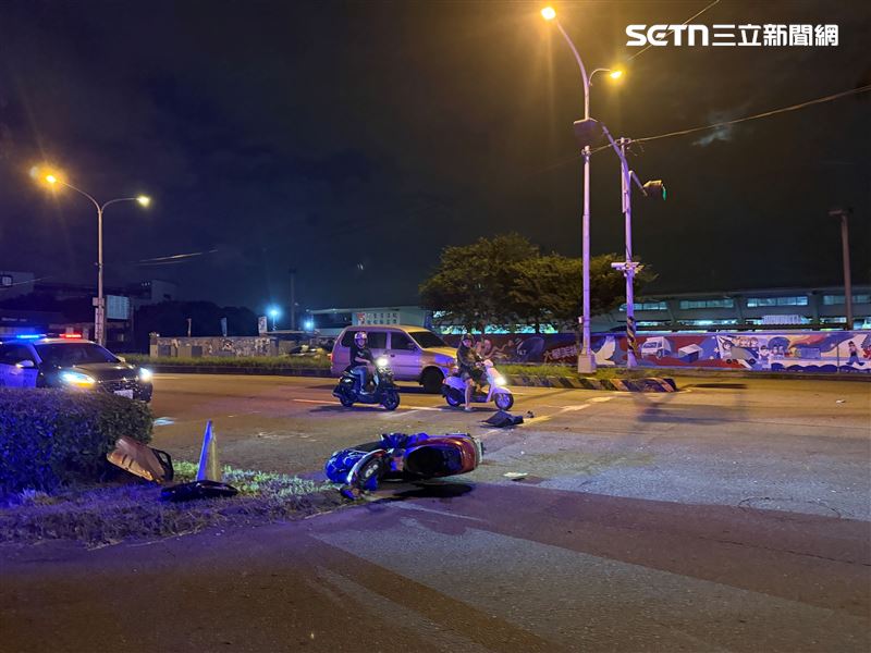 台中60歲婦人騎乘的機車被撞到變形,人當場無生命跡象搶救仍不治。(圖/翻攝畫面)