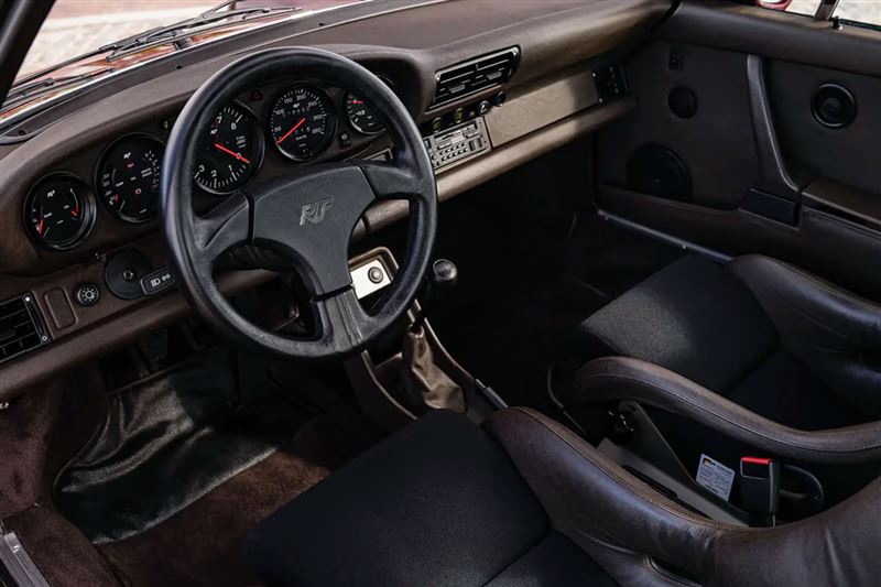 Clubsport賽車座椅與簡化內裝大幅減重。(翻攝RM Sotheby’s網站)