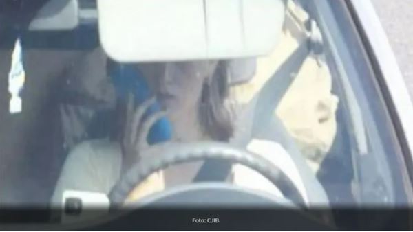 開車「講電話」罰1.6萬!她一看卻笑歪