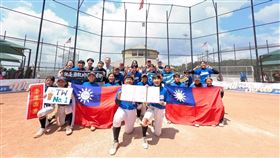 北投國中女壘隊在2025年貝比魯斯聯盟U16女壘世界錦標賽中擊敗勁敵波多黎各隊摘下冠軍寶座。（圖/翻攝劉柏君臉書）