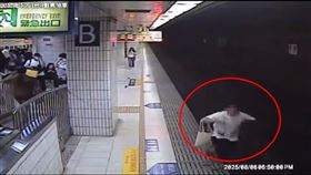 詹男低頭滑手機，不慎摔下月台，情況一度危急。（圖／翻攝畫面）