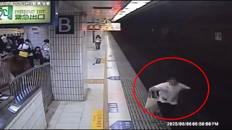 詹男低頭滑手機，不慎摔下月台，情況一度危急。（圖／翻攝畫面）