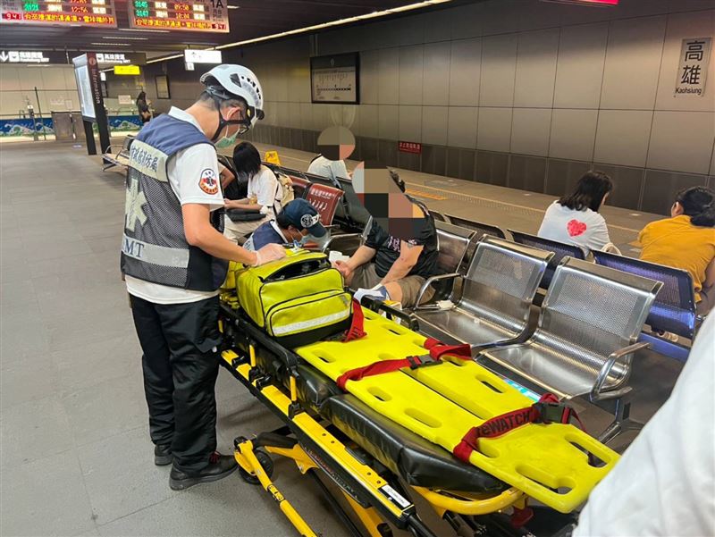 警消到場為方男包紮，但他拒絕送醫後離去。（圖／翻攝畫面）警方表示，跳墜軌道行為，已違反鐵路法57條第二項規定，行人、車輛不得侵入鐵路路線、橋樑、隧道內及站區內非供公眾通行處所。 違反者依同法第70條處1萬元以上5萬元以下罰鍰，如影響鐵路行車安全，情節重大者，處5萬元以上、10萬元以下罰鍰，請民眾切勿以身試法，共同維護交通安全