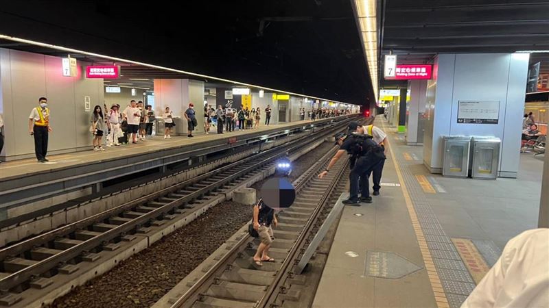 方男因酒後重心不穩摔進月台下方。（圖／翻攝畫面）