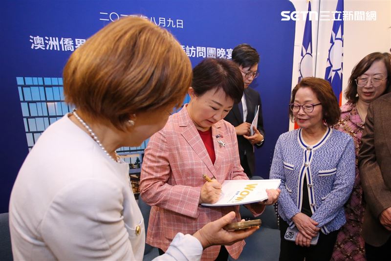 盧秀燕市長以「唯有『和』,台灣才有出路為題發表專題演講,介紹台中近年在經濟、建設與國際交流上的亮眼成果,現場反應熱烈。(圖/翻攝畫面)