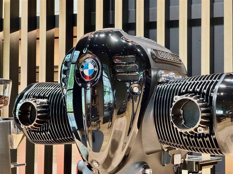 BMW引擎改造的Big Coffee Boxer咖啡機。(翻攝BMW Blog網站)
