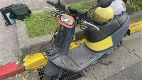 內湖好市多旁機車與貨車擦撞。（圖／翻攝畫面）