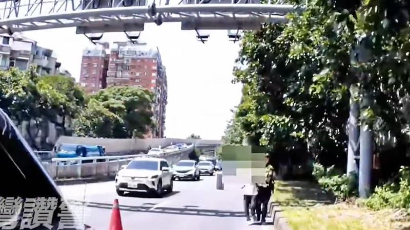 警方追捕逃逸移工。（圖／翻攝台灣警讚）
