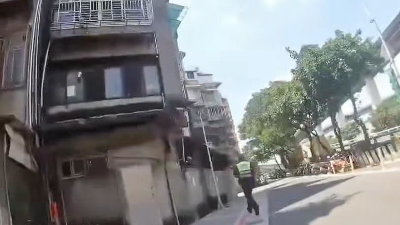 警方追捕逃逸移工。（圖／翻攝台灣警讚）