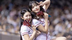 Nikki（左）和廉世彬。（圖／樂天桃猿提供）