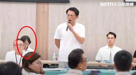 ▲蔡壁如在黃國昌發言時戴耳機、低頭看資料。（圖／翻攝畫面）