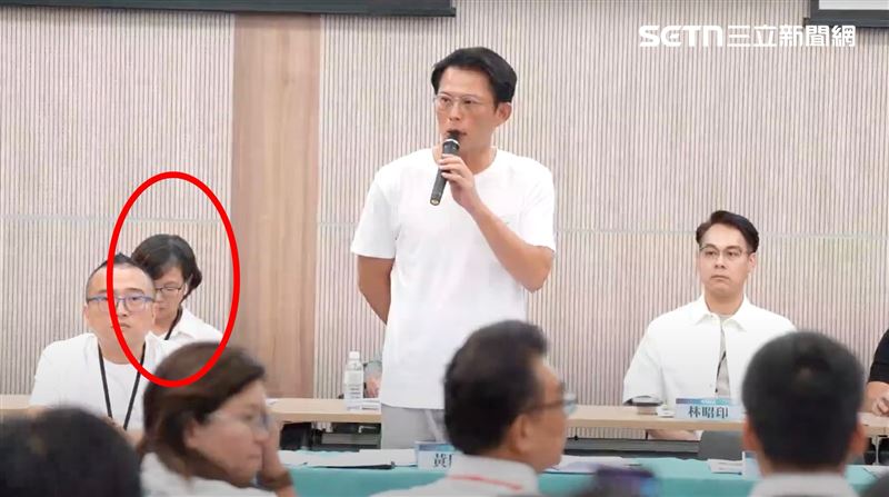 沒在聽？黃國昌致詞蔡壁如戴耳機、看資料