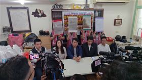 罷免國民黨立委羅廷瑋的「敲羅行動」領銜人與「鷹爸」徐柏岳等志工，近日陸續收到傳票。（圖／敲羅行動提供）