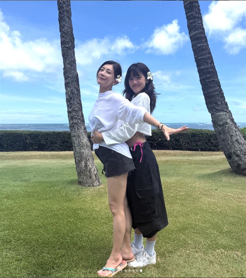 賈靜雯（左）與女兒梧桐妹逗趣合照。（圖／翻攝自IG）