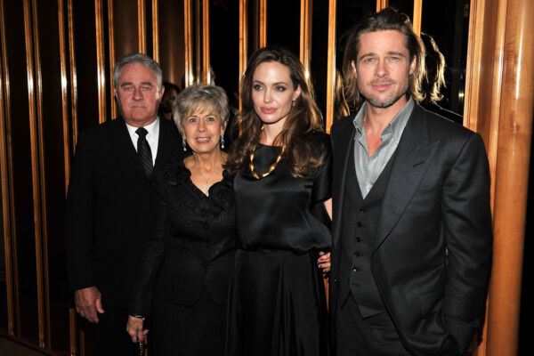 布萊德‧彼特(Brad Pitt)的父母先前參加他與前妻安潔莉娜·裘莉(Angelina Jolie)的電影。(圖/翻攝X)