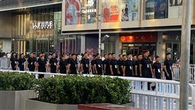 紀念抗戰勝利80週年  北京首次綜合演練（1）2025年是抗戰勝利80週年，中共將於9月3日在北京天安門前舉行閱兵。8月9日晚間舉行紀念活動的首次演練，天安門地區及相關道路採取交通管制。圖中黑衣隊伍為參與演練人員，全員整隊前往特定區域，攝於8月9日。中央社記者謝怡璇北京攝 114年8月10日