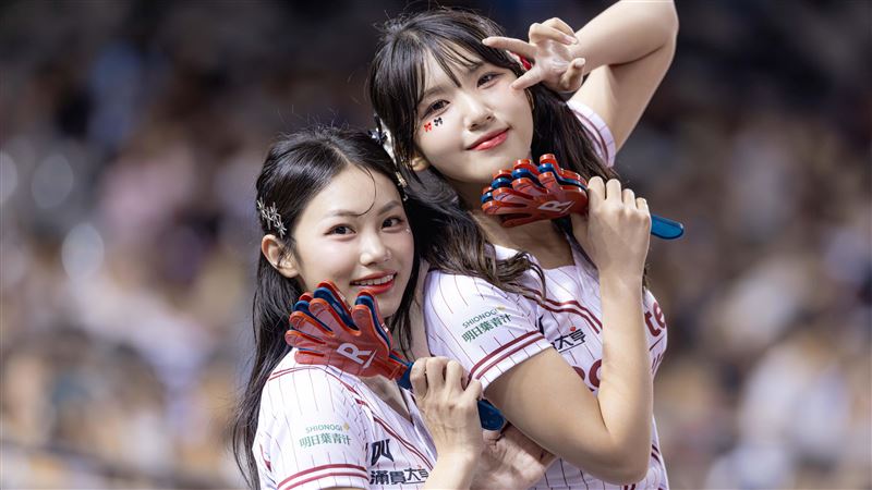 樂天女孩Nikki和廉世彬。(圖/樂天桃猿球團提供)