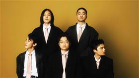 金曲樂團「落日飛車」於 8 月 8 日驚喜推出全新專輯《QUIT QUIETLY》（圖／華納音樂提供）