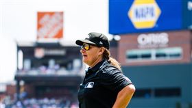 鮑爾（Jen Pawol）今天成為首位在美國職棒大聯盟MLB例行賽執法的女性裁判。（圖／翻攝自X）