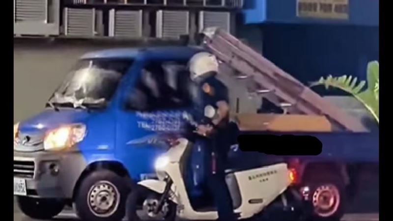 黎男無照駕駛小貨車,遭員警開單。(圖/翻攝台灣警讚)