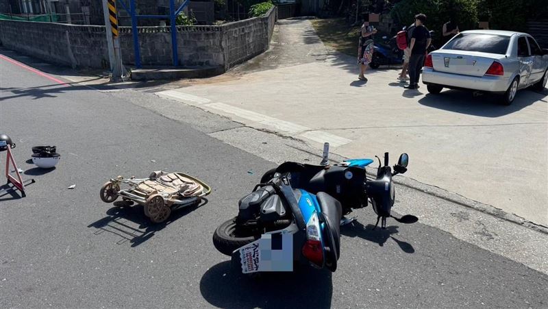 張男一家三口騎機車被撞飛,5月大男嬰傷重不治。(圖/翻攝畫面)