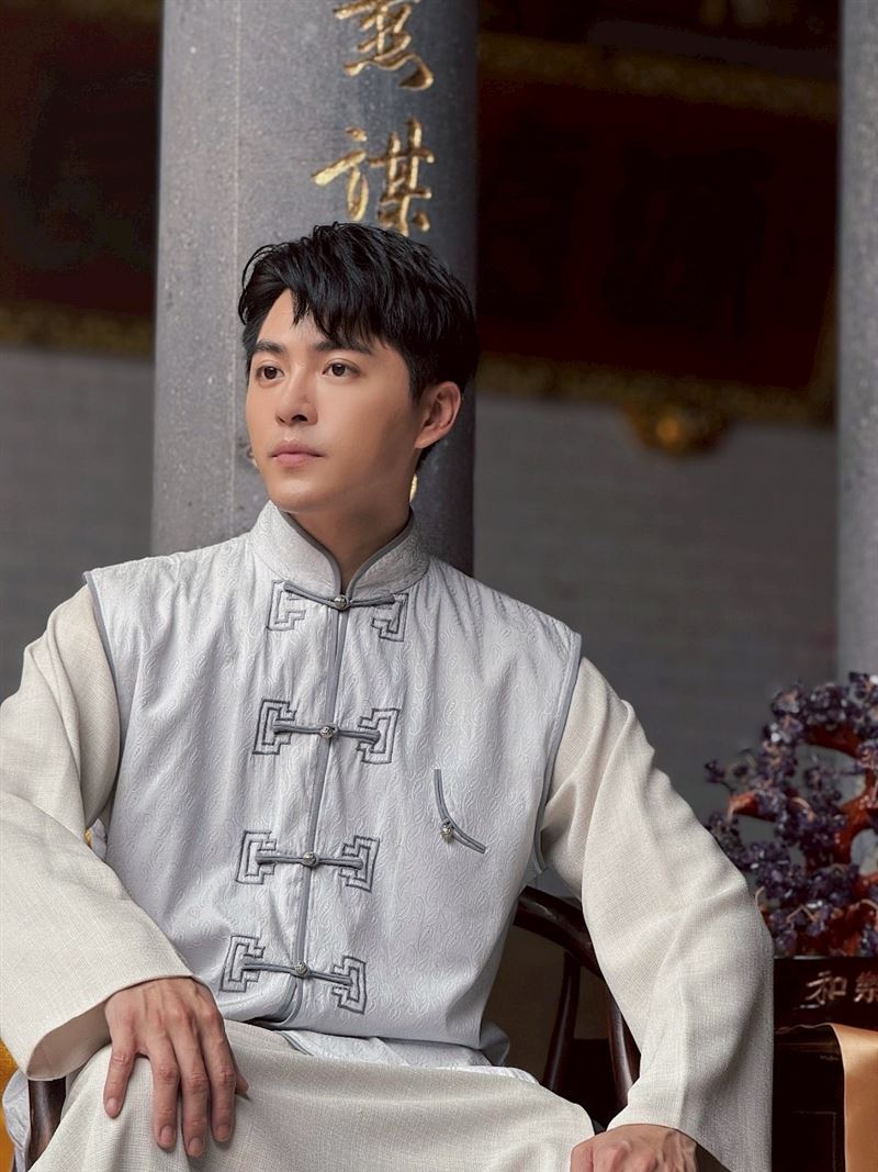 最帥乩身黃新皓首次主演《戲說台灣》。(圖/三立提供)
