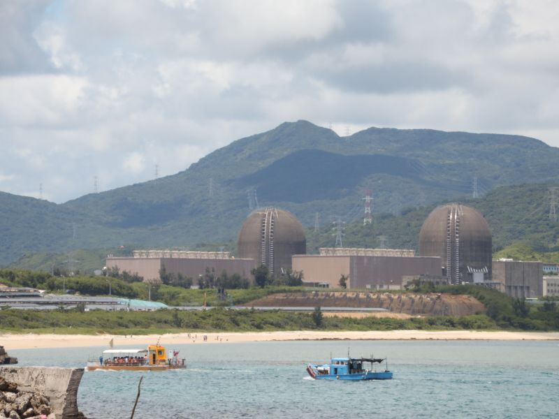 核三重啟與否當地居民正反意見不一，有人認為核三廠在斷層帶上風險高；也有人認為，核三除役後光電板入侵，衍生破壞景觀等問題。圖為已除役的核三廠建物