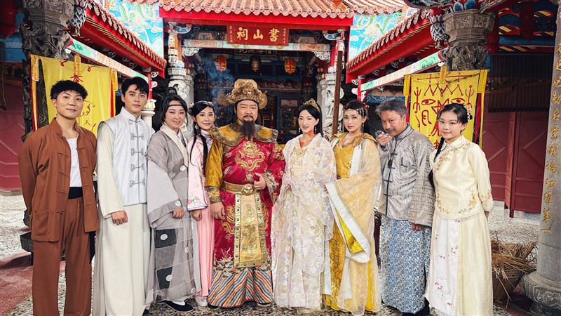 許定南(左起)、黃新皓、林衣倩、蔡沐函、楊少文、江晏寧、彭曉彤、劉濟民、林湘儀演出《戲說台灣》單元〈溜寶貝安太歲〉。(圖/三立提供)
