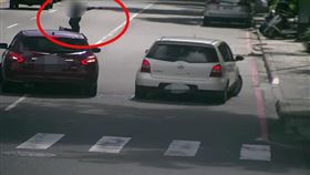 下跪,路中央,三多二路,高雄市