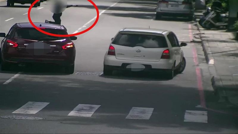 男子突然跑到馬路中下跪,經過的車輛緊急閃避。(圖/翻攝畫面)
