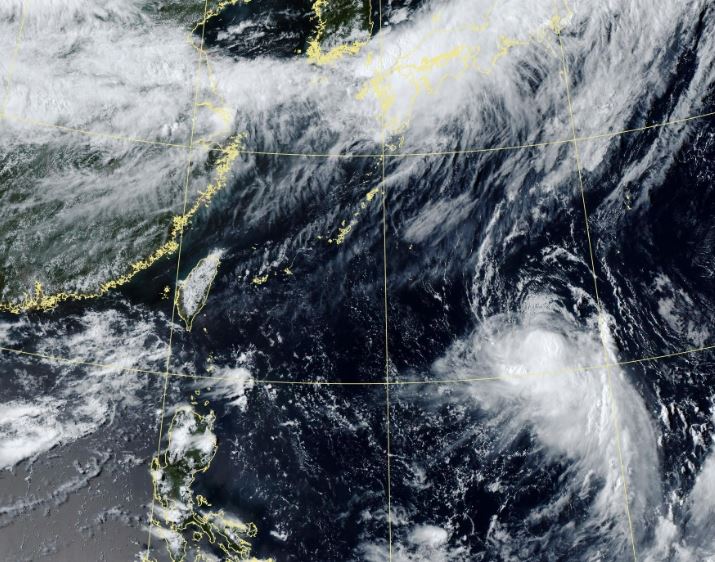 楊柳颱風可能維持中颱強度接近台灣。(圖/翻攝自氣象署)