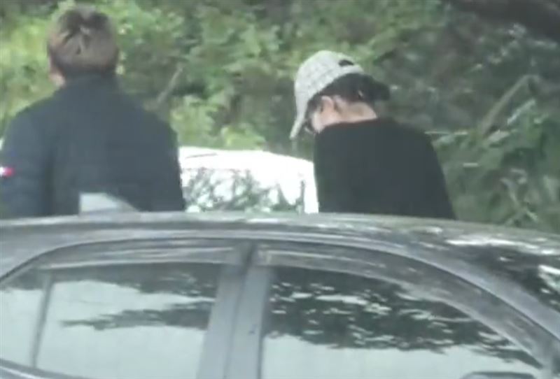 華裔女子楊蘭蘭（帶帽子者）在澳洲涉嫌酒駕、危險駕駛被捕。（圖／翻攝自微博）