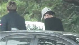 華裔女子楊蘭蘭（帶帽子者）在澳洲涉嫌酒駕、危險駕駛被捕。（圖／翻攝自微博）