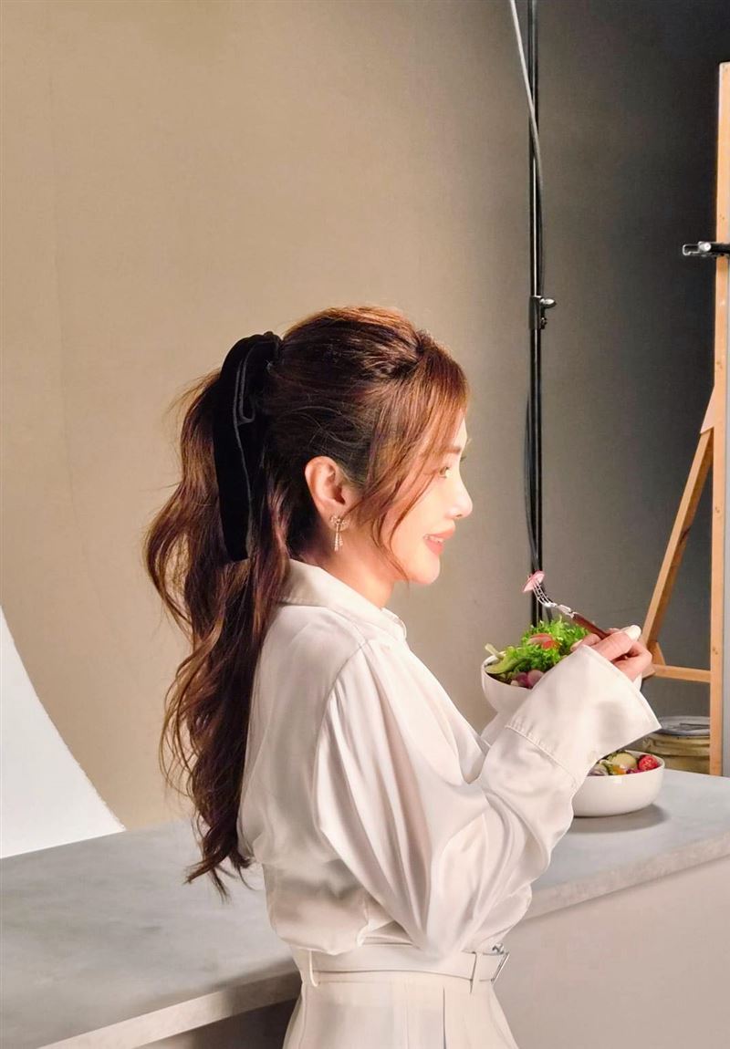 陳美鳳側臉美呆了。（圖／翻攝自陳美鳳臉書）